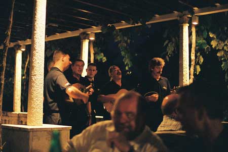 Feierliches Dinner im Hotel auf der Terrasse der Villa Orsula.
Musikalische Unterhaltung durch die international bekannte Gruppe
Klapa Maestral